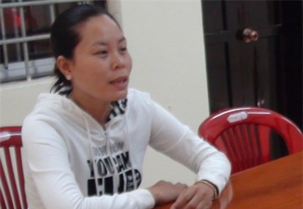 Vợ ghen tuông hất cả chảo dầu đang sôi vào mặt chồng