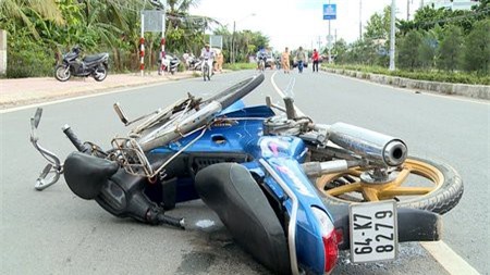 Xe máy va chạm xe đạp, cụ ông bán vé số nguy kịch 