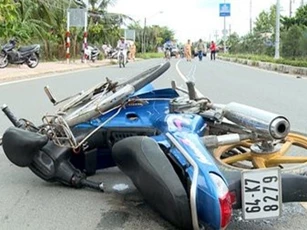 Xe máy va chạm xe đạp, cụ ông bán vé số nguy kịch