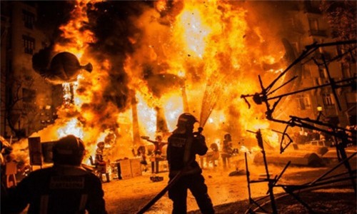 "Bà hỏa" ghé thăm nhà kho ở Nga, 8 lính cứu hỏa chết cháy