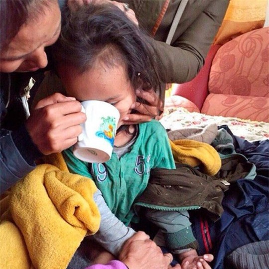 Cậu bé 3 tuổi sống sót kì diệu sau 3 ngày lạc trong rừng sâu