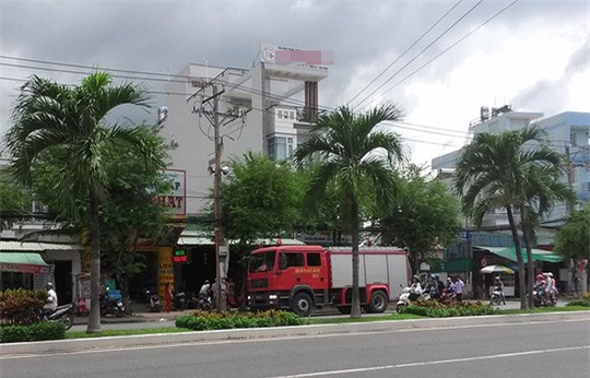 Dân "tá hỏa" bỏ chạy khi hãng nước đá xả khí độc