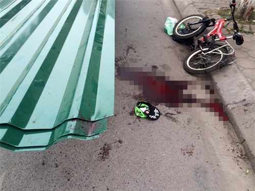 Hà Nội: Xót xa bé trai 10 tuổi bị tấm tôn cứa cổ, tử vong