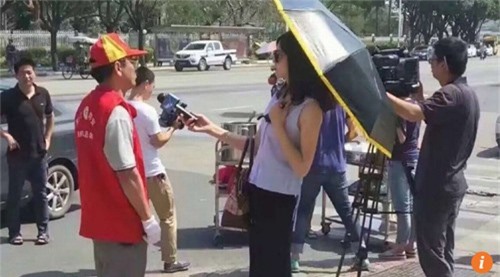 Nữ phóng viên đưa tin mưa bão đeo kính râm, cầm ô bị đình chỉ công tác