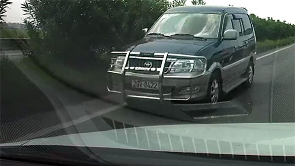 Ôtô ngang nhiên chạy ngược chiều cao tốc Nội Bài-Bắc Ninh