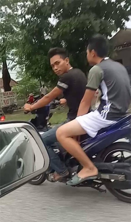 Phẫn nộ 2 thanh niên lạng lách ném đá người đi đường