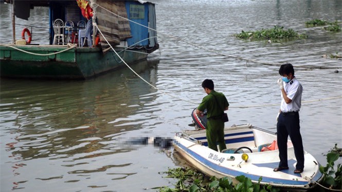 Tá hỏa phát hiện thi thể đeo ba lô đầy gạch đá trên sông Sài Gòn 
