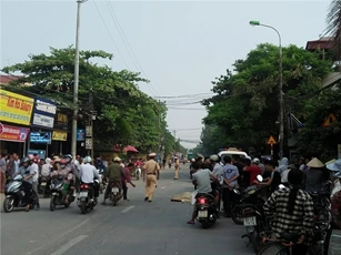 Xe chở rác đâm liên tiếp xe máy và ôtô, một người chết thảm