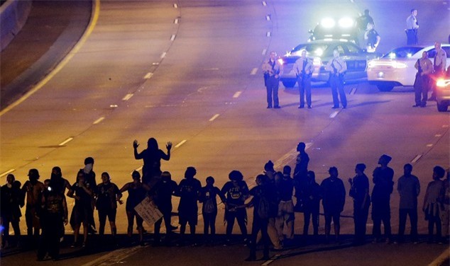 Bạo loạn tại Charlotte, Mỹ: Mặc giới nghiêm, dân vẫn biểu tình 