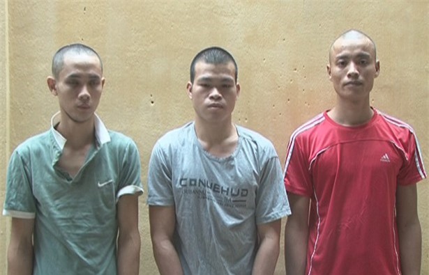 Bắt nhóm đốt tượng trộm 3 thùng rượu Hennesy trên sông