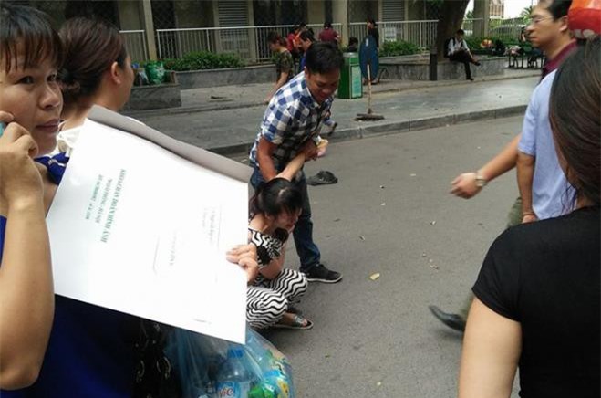 Bé trai bị tôn cứa cổ tử vong: Cha mẹ gào khóc gọi tên con