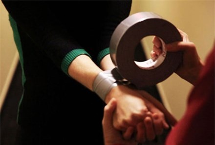 Đau lòng con gái sát hại mẹ ruột bằng cách trói và bỏ đói đến chết