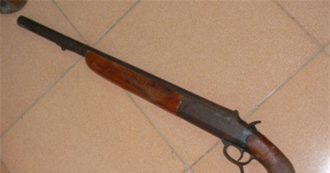 Quảng Ninh: Bắt 2 đối tượng tàng trữ súng trong nhà