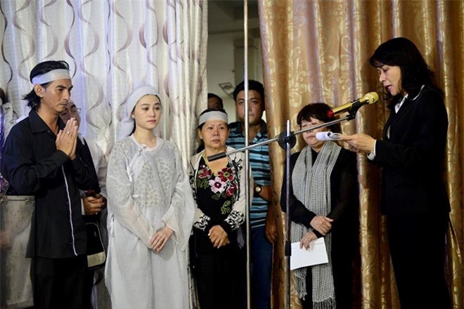 Quế Trân bật khóc nức nở sau giây phút hạ huyệt NSND Thanh Tòng