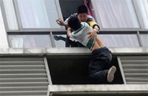 Thanh niên cào cấu, cắn công an chảy máu để nhảy lầu tự tử