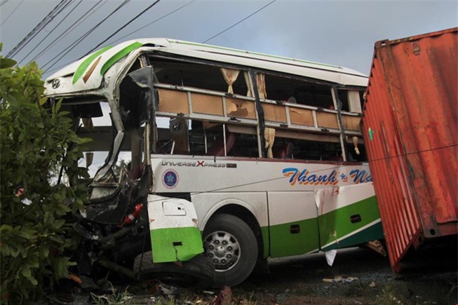Xe container va chạm xe khách, 17 người thương vong