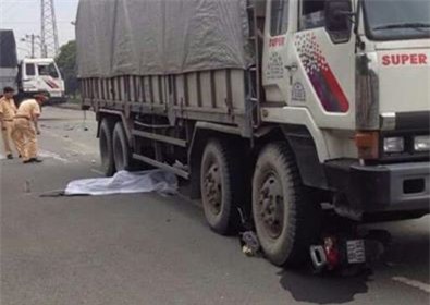 Xót thương cặp vợ chồng sắp cưới bị cuốn vào gầm xe tải chết thảm