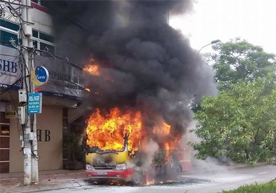 Hà Nội: Xe buýt bốc cháy ngùn ngụt trên đường Lạc Long Quân