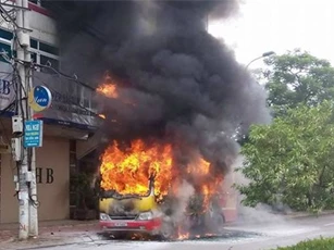 Hà Nội: Xe buýt bốc cháy ngùn ngụt trên đường Lạc Long Quân