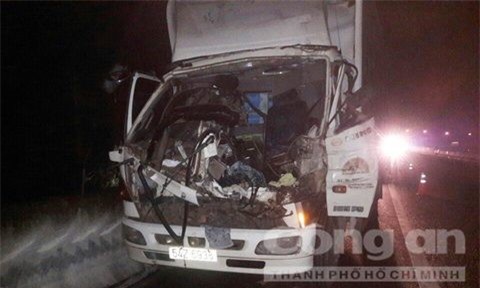 Hai xe tải va chạm trên cao tốc làm cabin vỡ nát, tài xế gãy chân