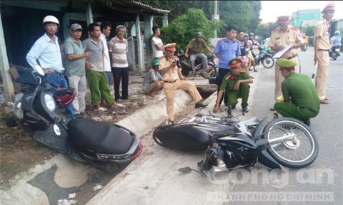 Quảng Nam: Hai xe máy tông nhau, 2 người thương nặng