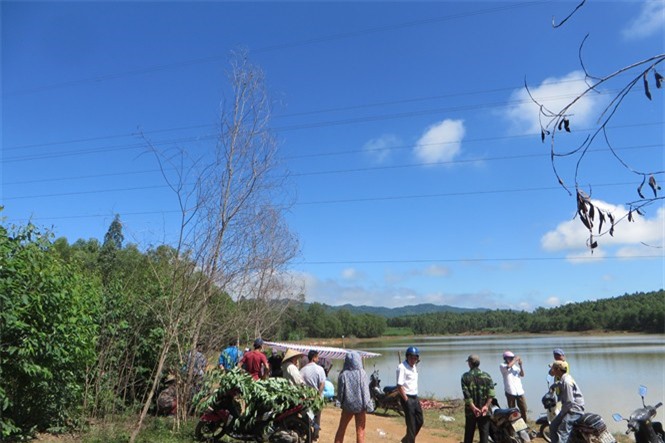 Bàng hoàng phát hiện thi thể nam thanh niên dưới đập nước