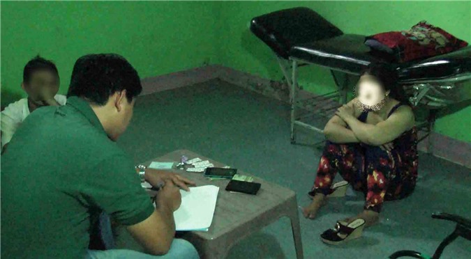 Bắt quả tang tiếp viên quán cà phê đang kích dục cho khách