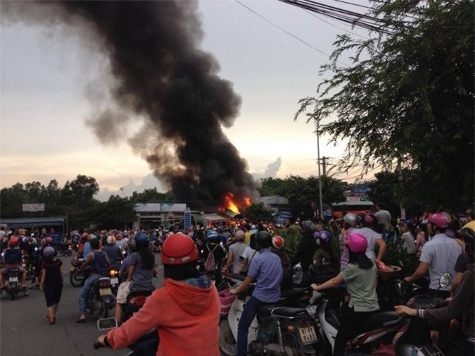  Cháy lớn thiêu rụi 4 ki ốt ở làng Đại học