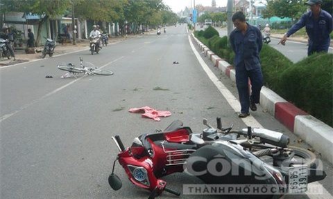 Bình Thuận: Đi xe máy tông vào nữ sinh, thầy giáo nguy kịch