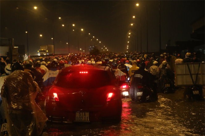 Mưa lớn kéo dài, nhiều tuyến đường ở Sài Gòn "thất thủ"