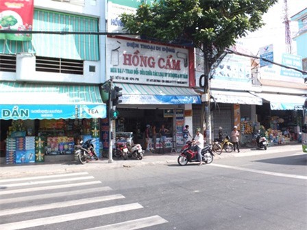 Thanh niên bị nhóm côn đồ truy sát, chém nhiều nhát giữa phố