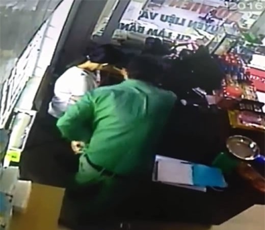 Truy tìm kẻ tình nghi chuyên "thôi miên" lừa tiền người dân