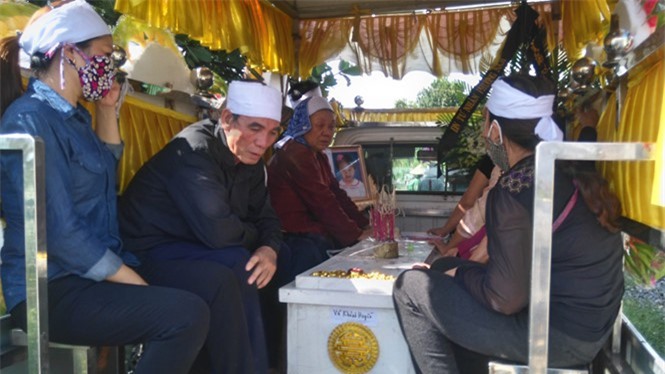 Vợ khóc ngất khi hay tin chồng là nghi can giết 4 bà cháu ở Quảng Ninh