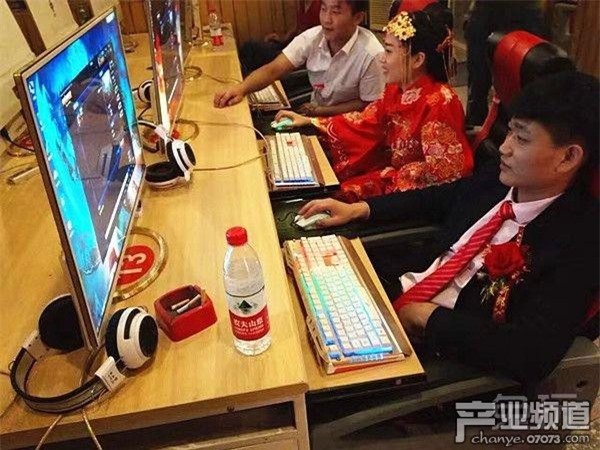 "Cạn lời" với cô dâu chú rể mải đánh điện tử quên cả giờ cưới