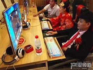 "Cạn lời" với cô dâu chú rể mải đánh điện tử quên cả giờ cưới