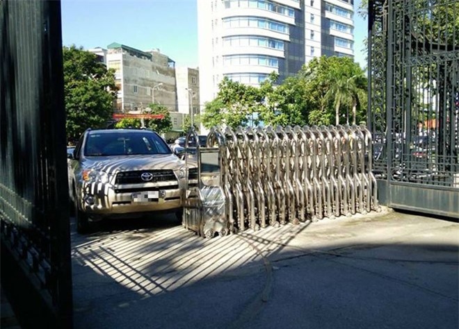 Giám đốc tông ôtô vào cổng Ủy ban Thanh Hóa bị phạt 17 triệu đồng