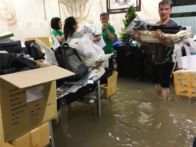 Kẻ khóc, người cười trước chùm ảnh Sài Gòn ngập trong biển nước