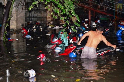 Mưa cực lớn ở Sài Gòn, hơn 1.000 xe máy bị nhấn chìm 