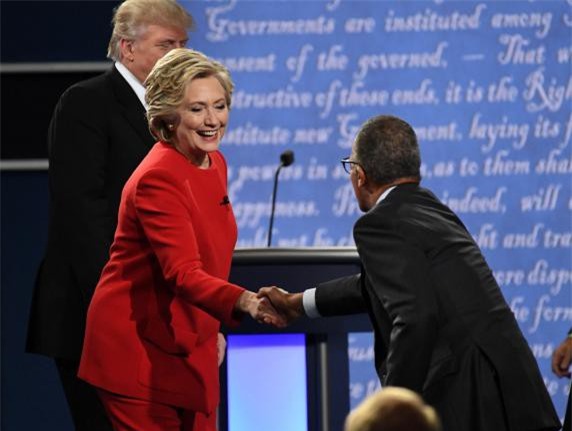 Những hình ảnh ấn tượng tại cuộc "so găng" Trump - Clinton