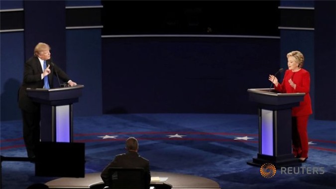 Trump - Clinton liên tục "cướp lời" nhau trong trận "so găng" đầu tiên