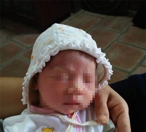 Xót xa bé gái sơ sinh bị bỏ rơi trước cổng chùa cùng phong bì tiền