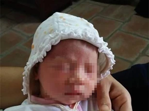 Xót xa bé gái sơ sinh bị bỏ rơi trước cổng chùa cùng phong bì tiền