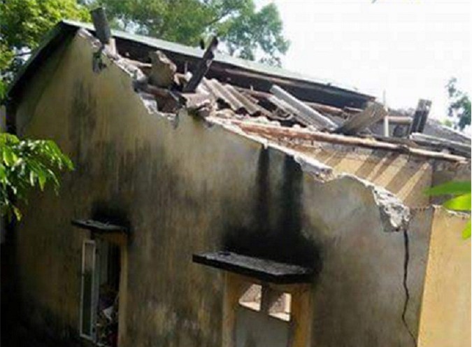 Mâu thuẫn với chồng, vợ khóa cửa đốt bình gas nổ tung mái nhà