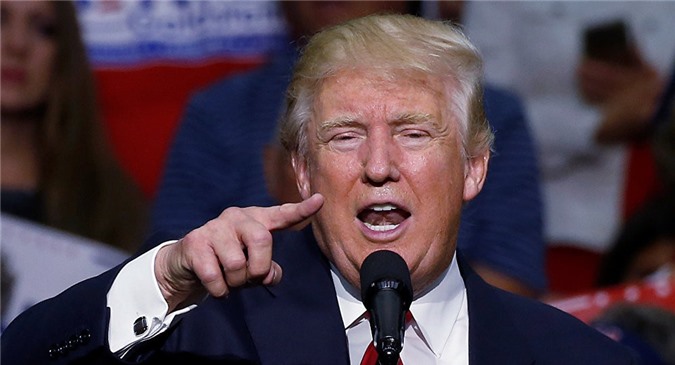 Tranh luận tổng thống Mỹ: Trump "thua" Hillary, đổ tại mirco