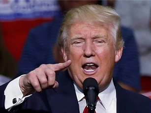 Tranh luận tổng thống Mỹ: Trump "thua" Hillary, đổ tại mirco