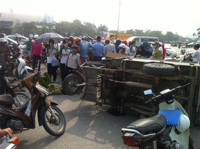 Va chạm với "xe ba gác" hai người bị thương nhập viện