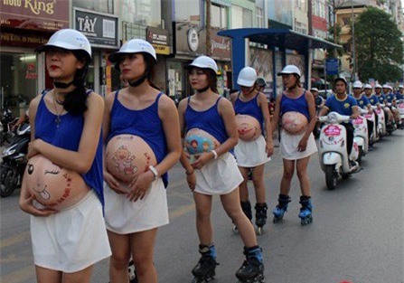 Hàng loạt cô gái giả bà bầu trượt patin gây náo loạn trên phố