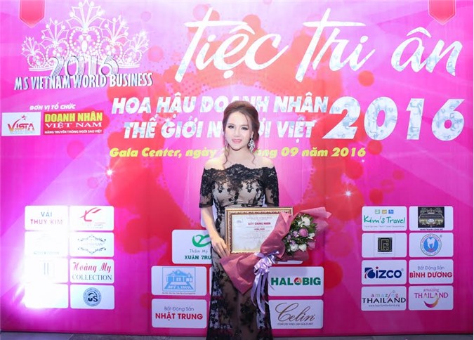 Ngọc Châm rạng rỡ sau ngày đăng quang Á hậu doanh nhân Thế giới người Việt