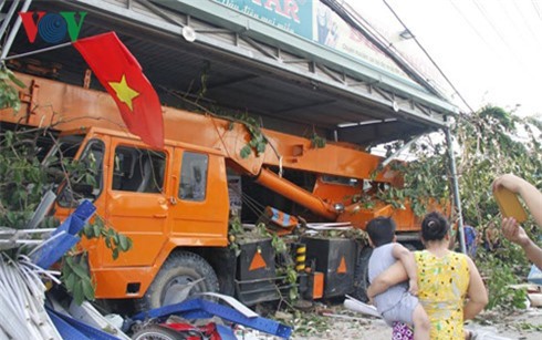 Xe cẩu tông loạt xe máy, cuốn 2 cô gái vào gầm