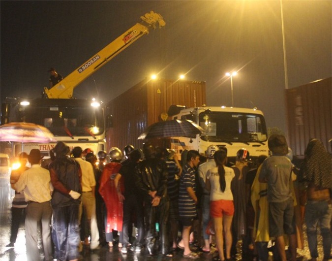 Xe container cán qua người, bé trai 11 tuổi tử vong